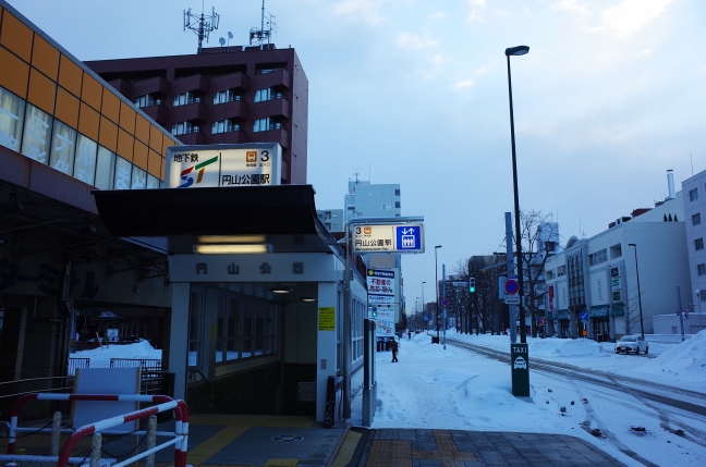 始発電車に乗って6時30分に円山公園駅をスタート