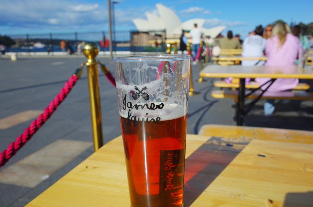 シドニーでオペラハウスを見ながらクラフトビール。ビール本来の美味しさを実感