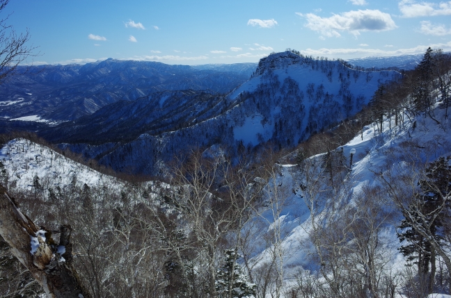 神威岳。この山は冬こそ映えると思う。