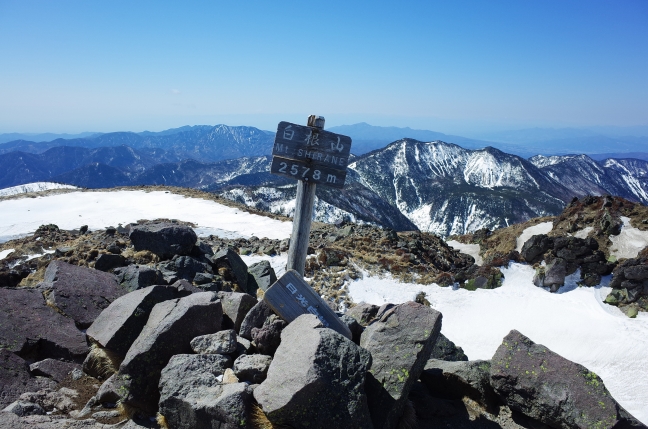 日光白根山（雪山ハイク）｜快晴の丸沼高原ゲレンデトップから（4月中旬）