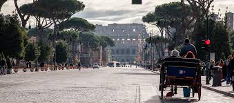 Via dei Fori Imperiali con Colosseo allo sfondo