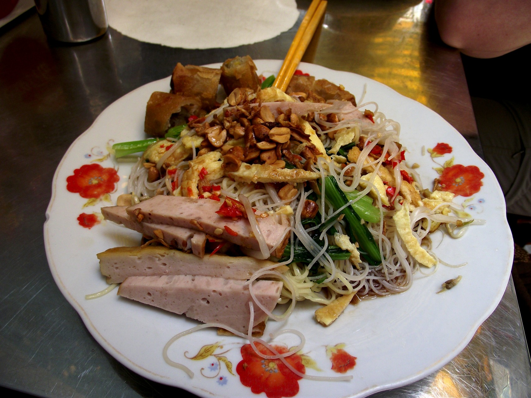Bun Xao (Nudelsalat) Reisnudeln, Sojasprossen, Grünzeugs, Ei, Frühlingsrolle, Nüsse und Fleischkäse 15.000 Dong (0,60€)