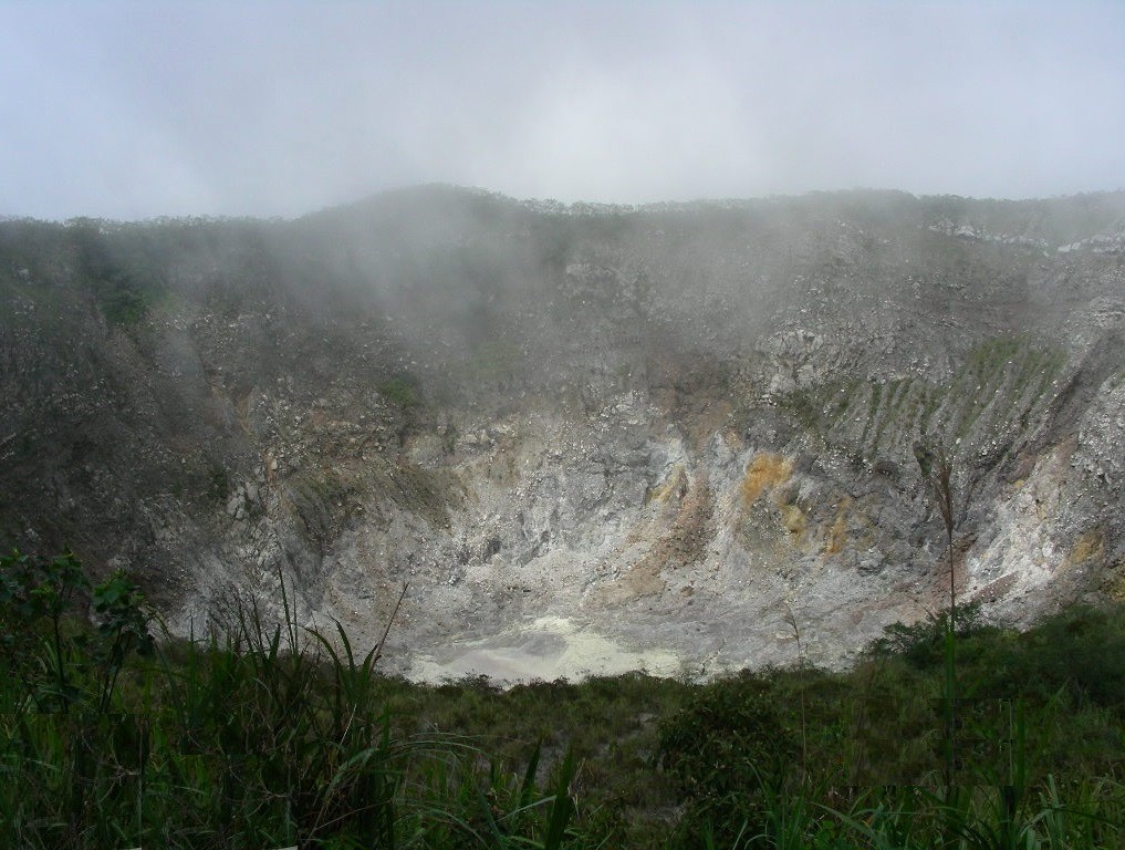Blick in den Krater mit seinen noch aktiven Schwefelfumarolen