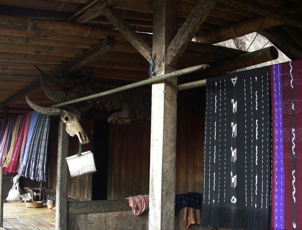 Handgewebte Decken und Sarongs mit alten überlieferten Muster der Ngada