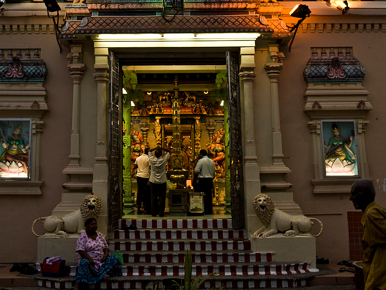 Im Indischen Viertel,  Eingang zum Sri Mariamman Tempel