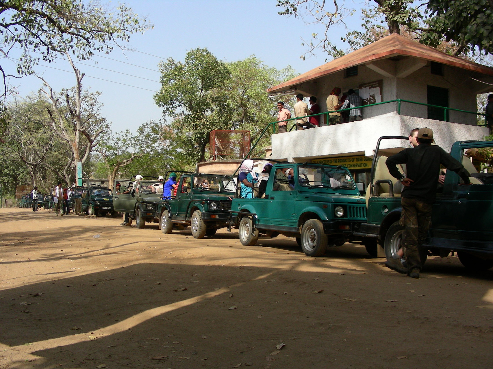 Lange Schlange am Parkeingang - gleich geht es  los zur Tiger-Jeep-Safari / zum Glück aber dann doch NICHT im Konvoi...