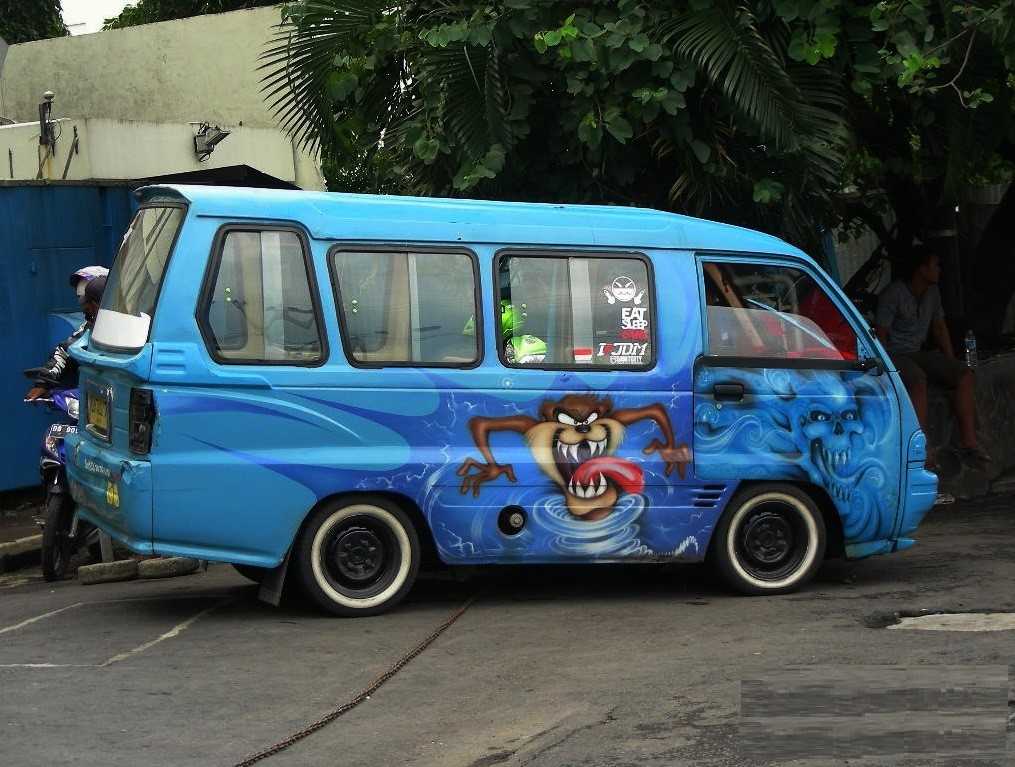 Verkehrsmittel Nr. 1 in Sulawesi - die blauen Microlet´s