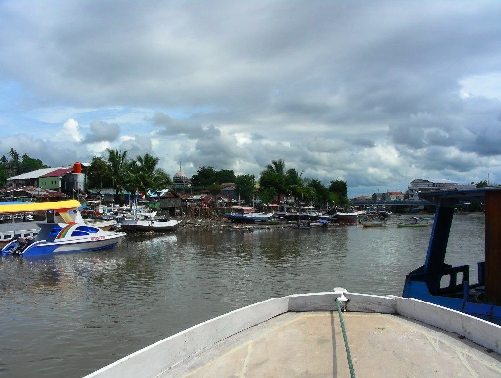 Dicke Wolken über dem Hafen von Manado