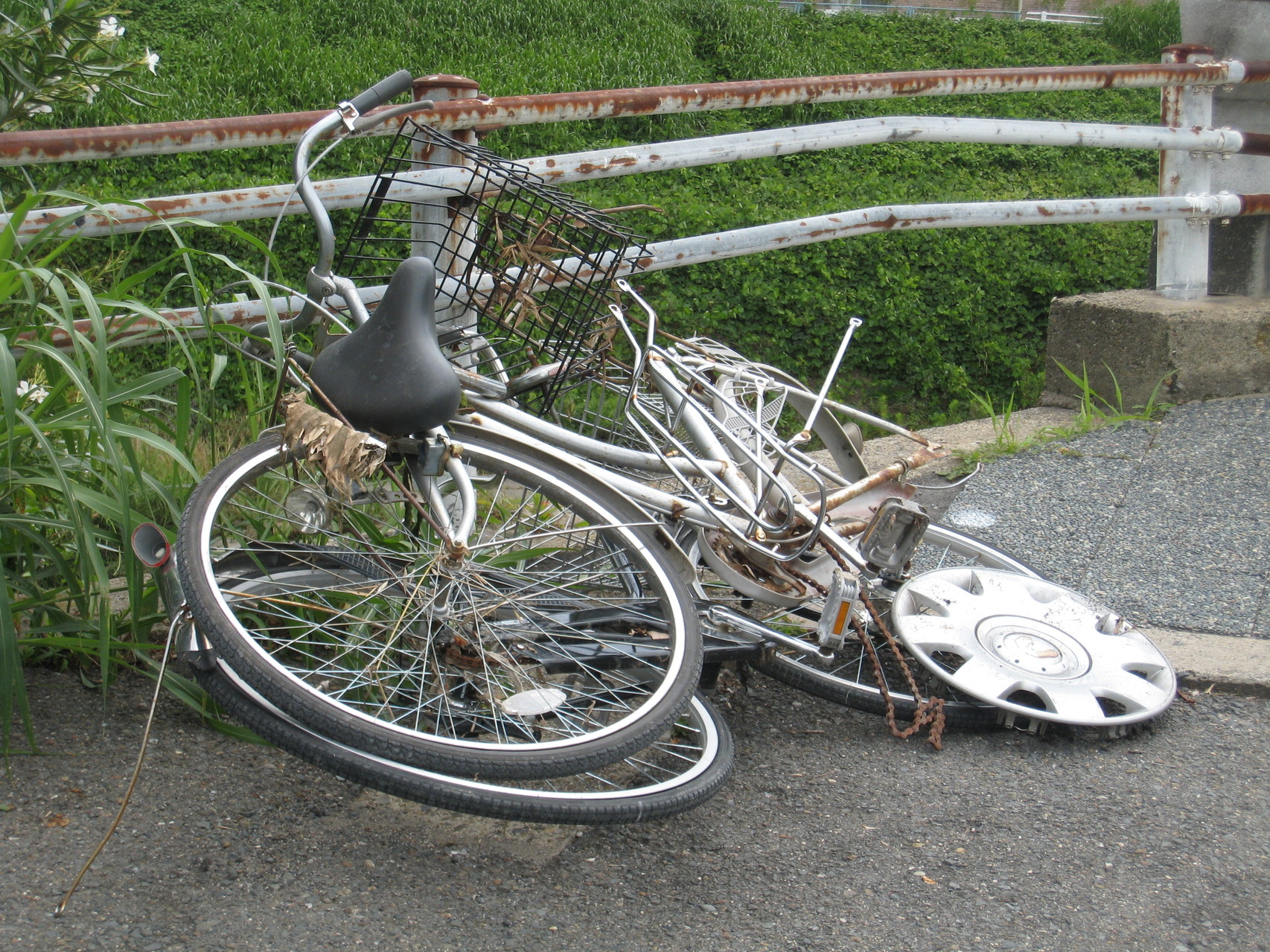 ２０・自転車３台、ホイール、自動車のタイヤなどいろいろなものが・・・・