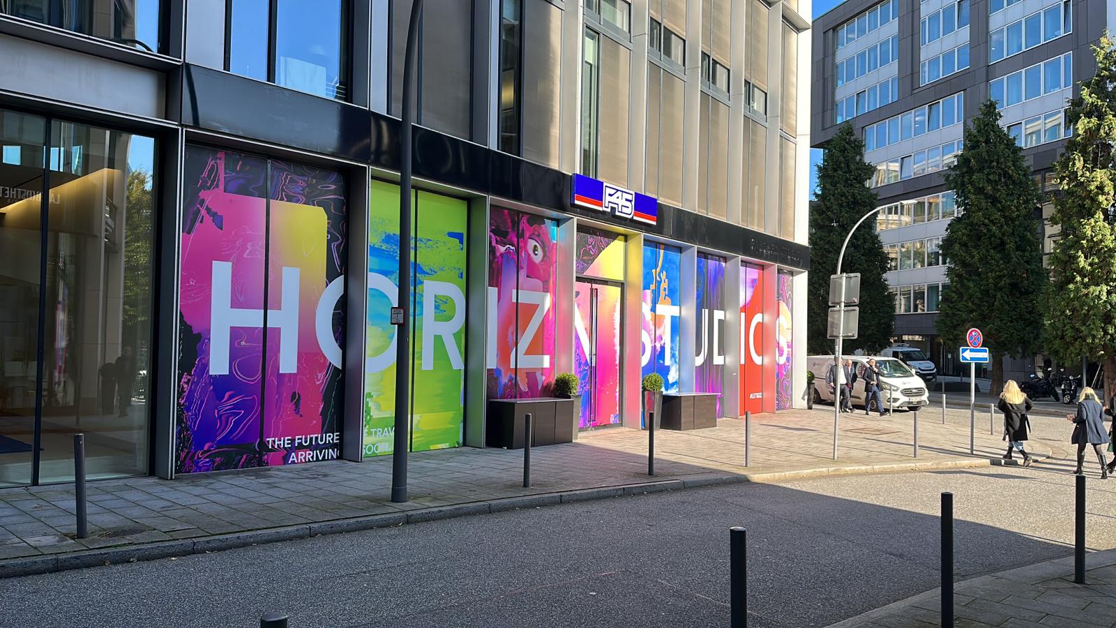 Farbgewaltige Bauabklebung für Horizn Studios – Fensterfolierung in Hamburg auf höchstem Niveau