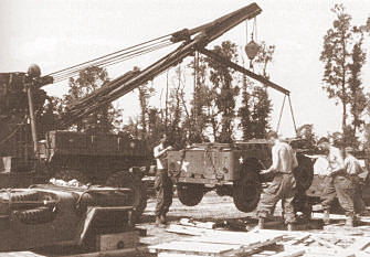 Normandie, Frankreich 1944. Jeep-Montage auf dem Feld. Der grösste Teil der Fahrzeuge wurde in der "Holzkiste" nach Europa transportiert...