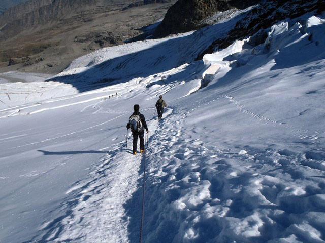 Über eindrucksvolle Gletscher zurück zur Hütte.