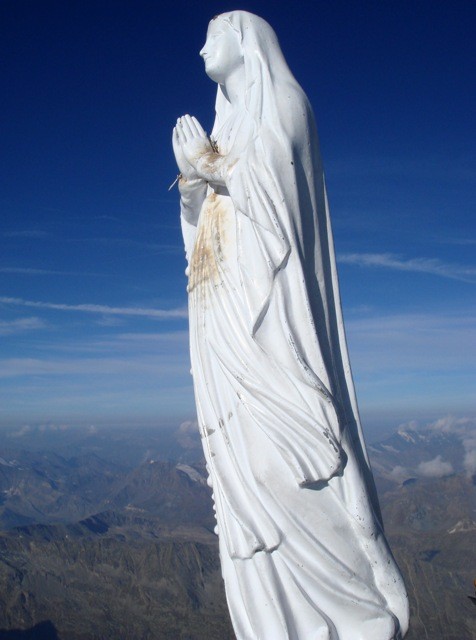 Die weiße Madonnenstatue am Gipfel des Gran Paradiso.