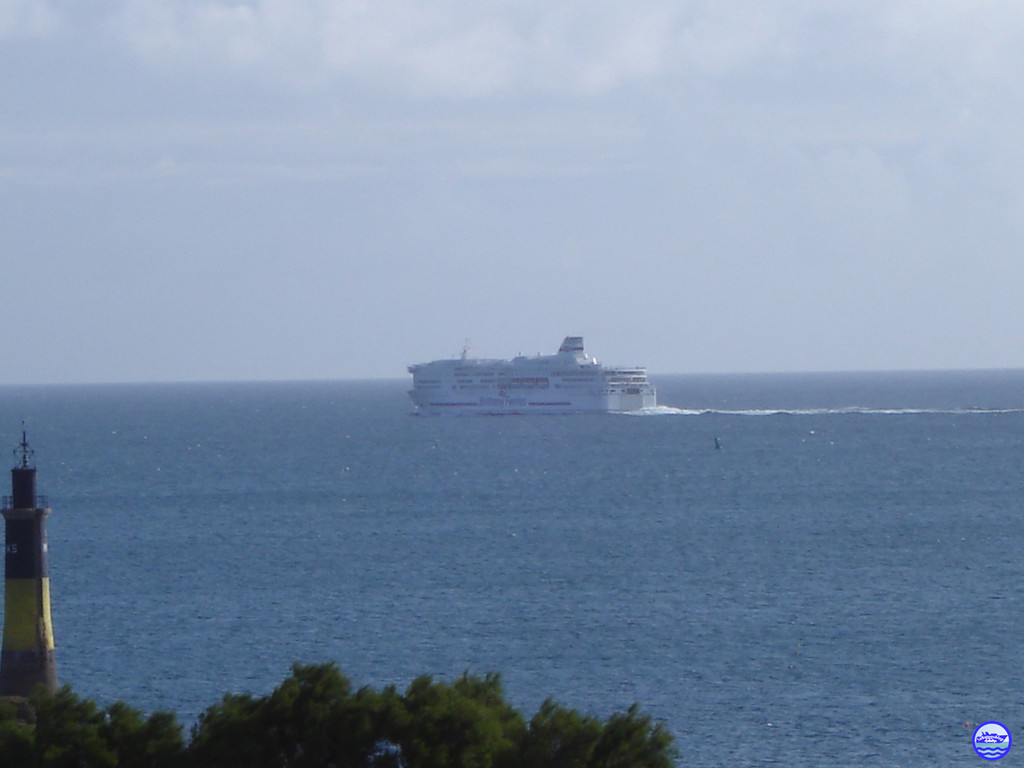 Pont Aven filant largement au large de l'île de Batz (© lebateaublog 2012)