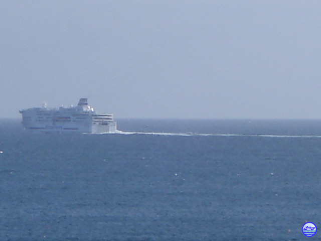 Pont Aven filant largement au large de l'île de Batz (© lebateaublog 2012)