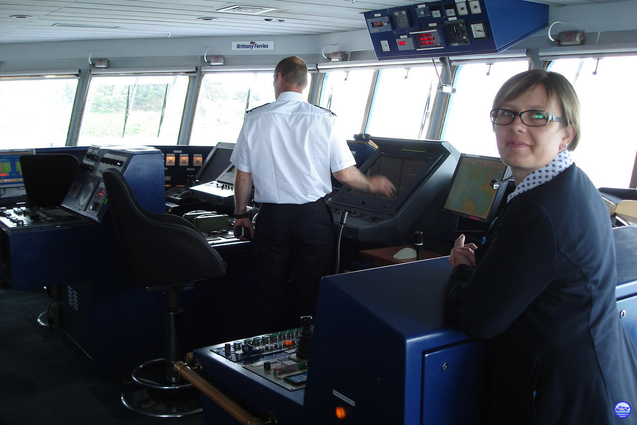 A la passerelle du Bretagne avec Gwen Girot, la responsable animation du bateau et le Lieutenant. (© lebateaublog 2012)