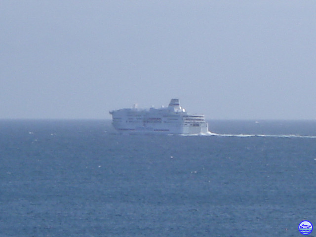 Pont Aven filant largement au large de l'île de Batz (© lebateaublog 2012)