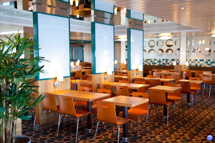 En Baltic Queen - Cafeteria (© lebateaublog-DC)