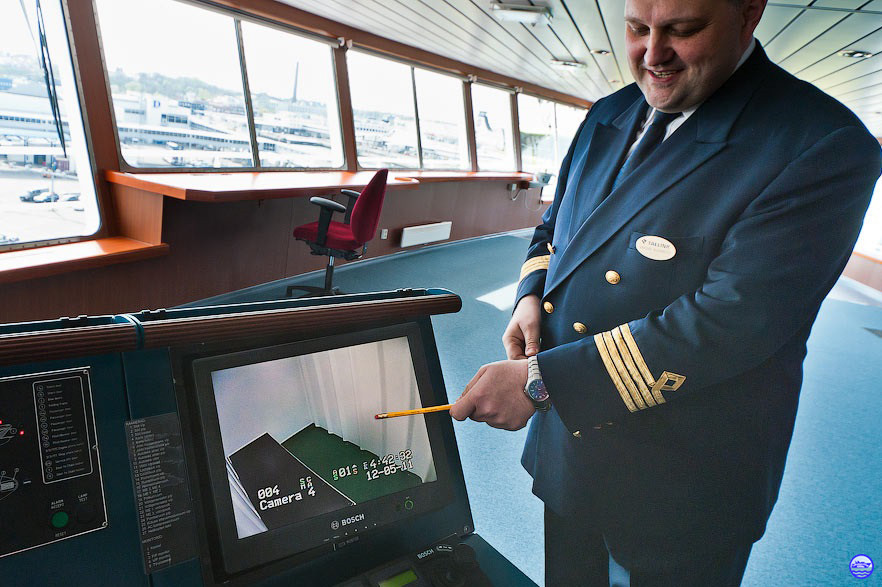 Vahur Ausmees, le premier commandant du Baltic Queen. Le papa du bateau qui nous montre la prison du bord. (© lebateaublog-P&DC)