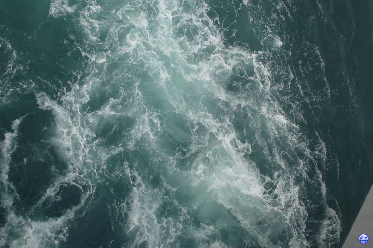 A la passerelle du Bretagne. Les bulles du propulseur d'étrave. (© lebateaublog 2012)