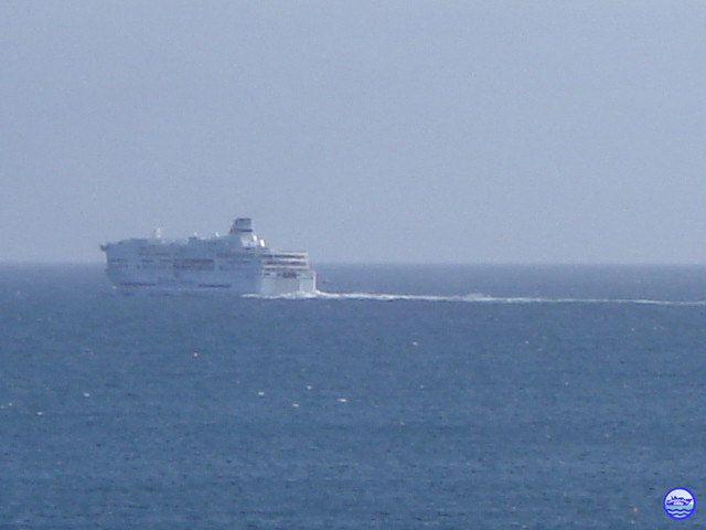Pont Aven filant largement au large de l'île de Batz (© lebateaublog 2012)