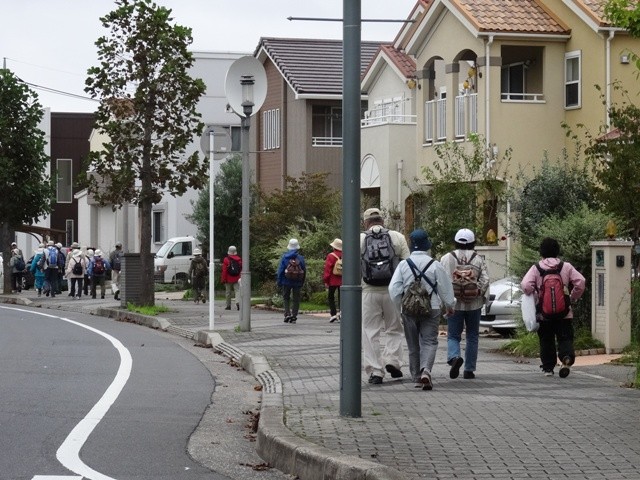 住宅街を歩く