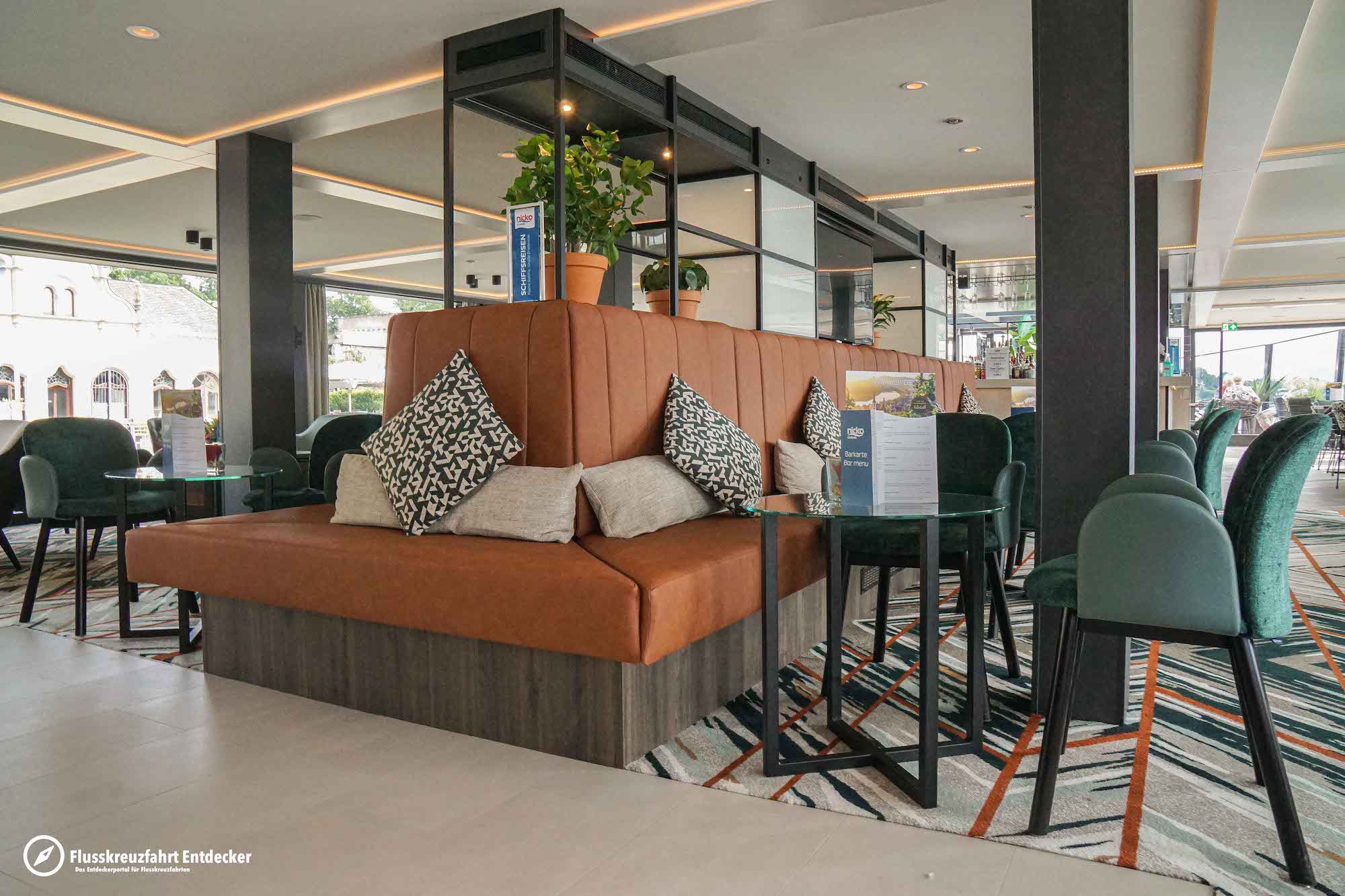 nickoSPIRIT Panorama Lounge mit Bar