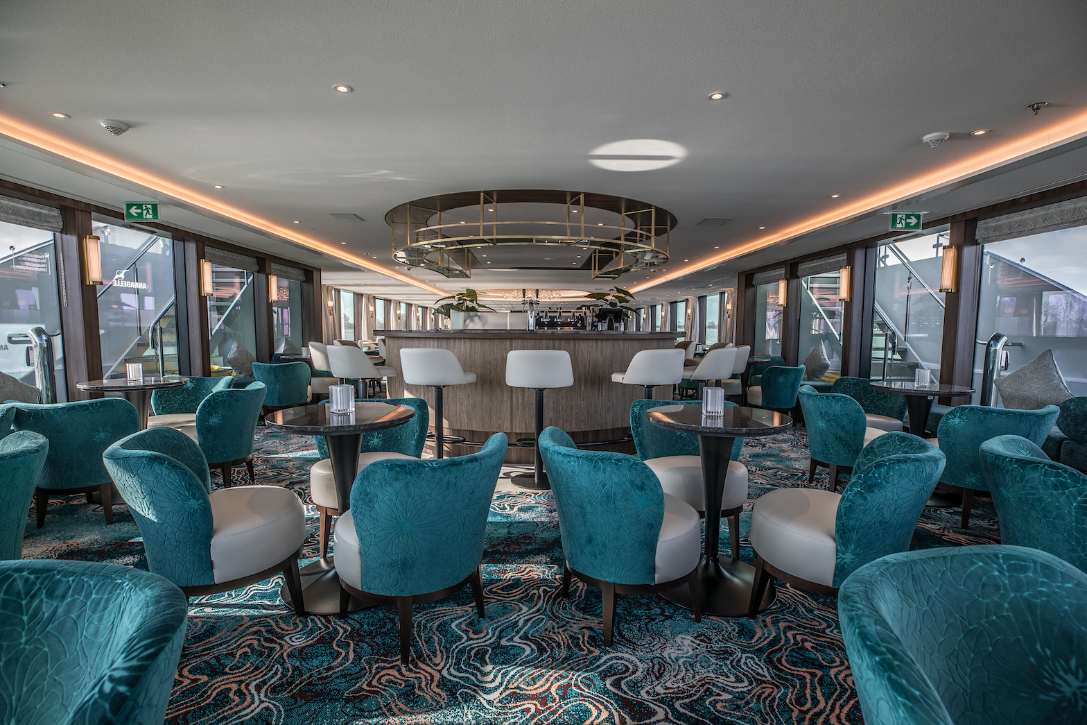 MS Annabelle Panorama Lounge mit Bar