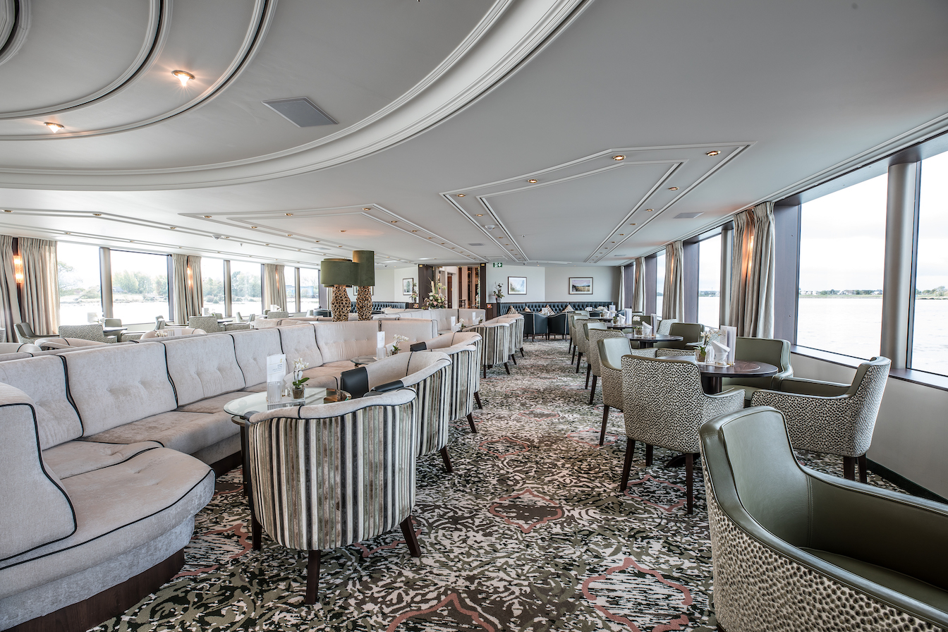 MS William Wordsworth Panorama Lounge mit Bar