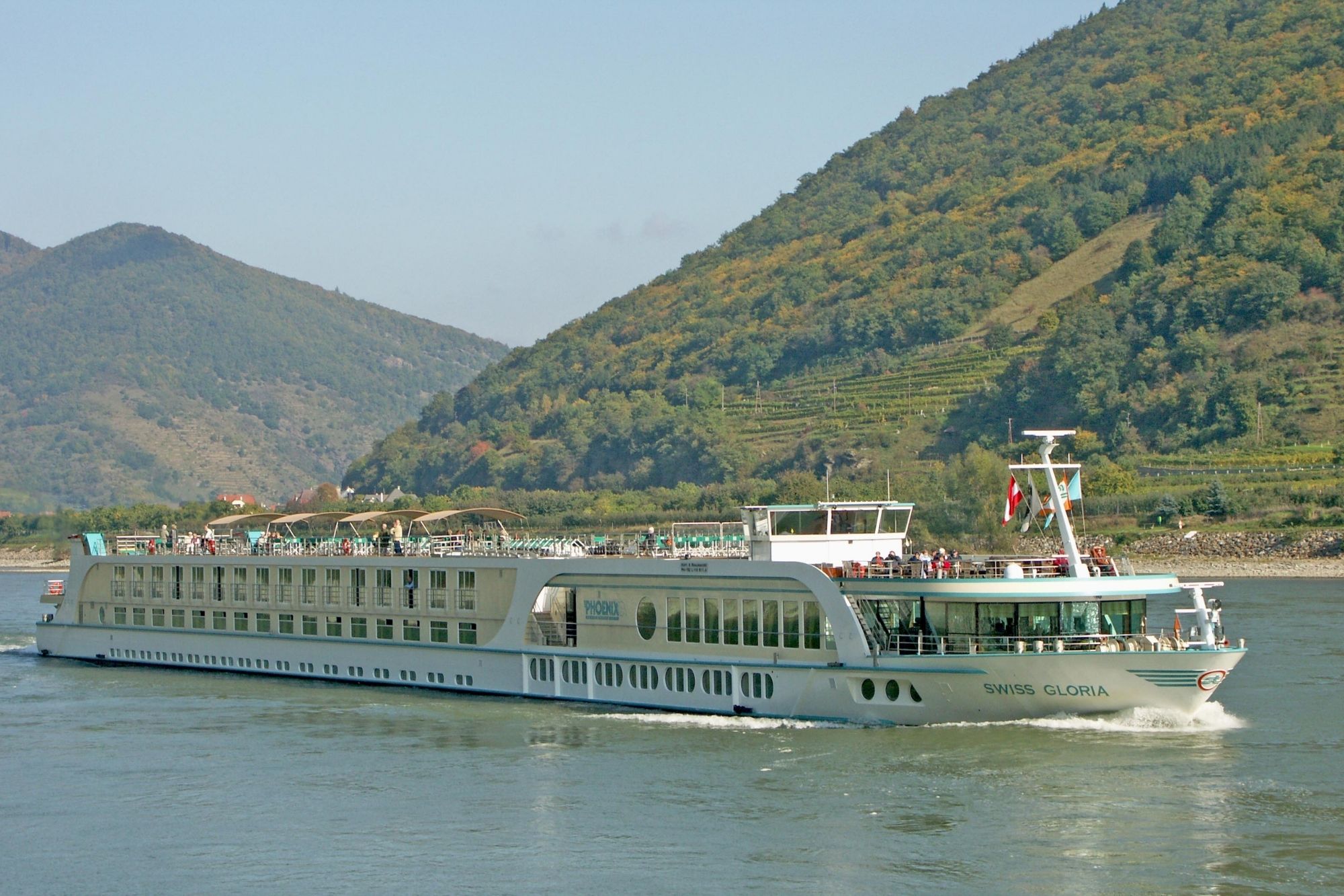 MS SWISS GLORIA mit Halbtaucherschiff in die Niederlande gebracht