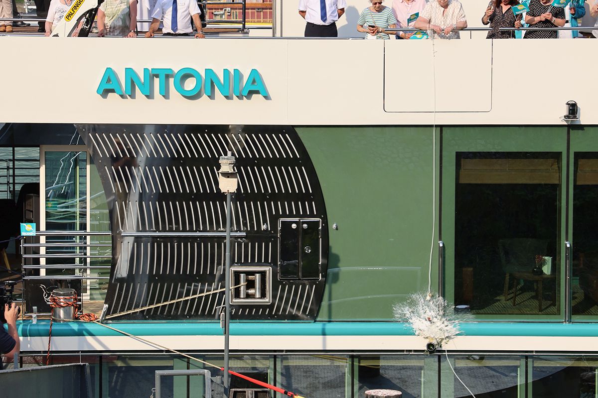 Phoenix Reisen: Neubau MS Antonia in Bonn getauft