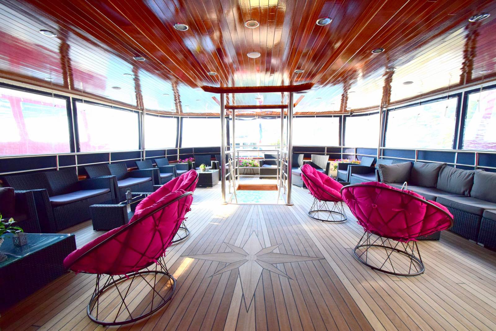 MS Captain Bota Bar mit Hecklounge