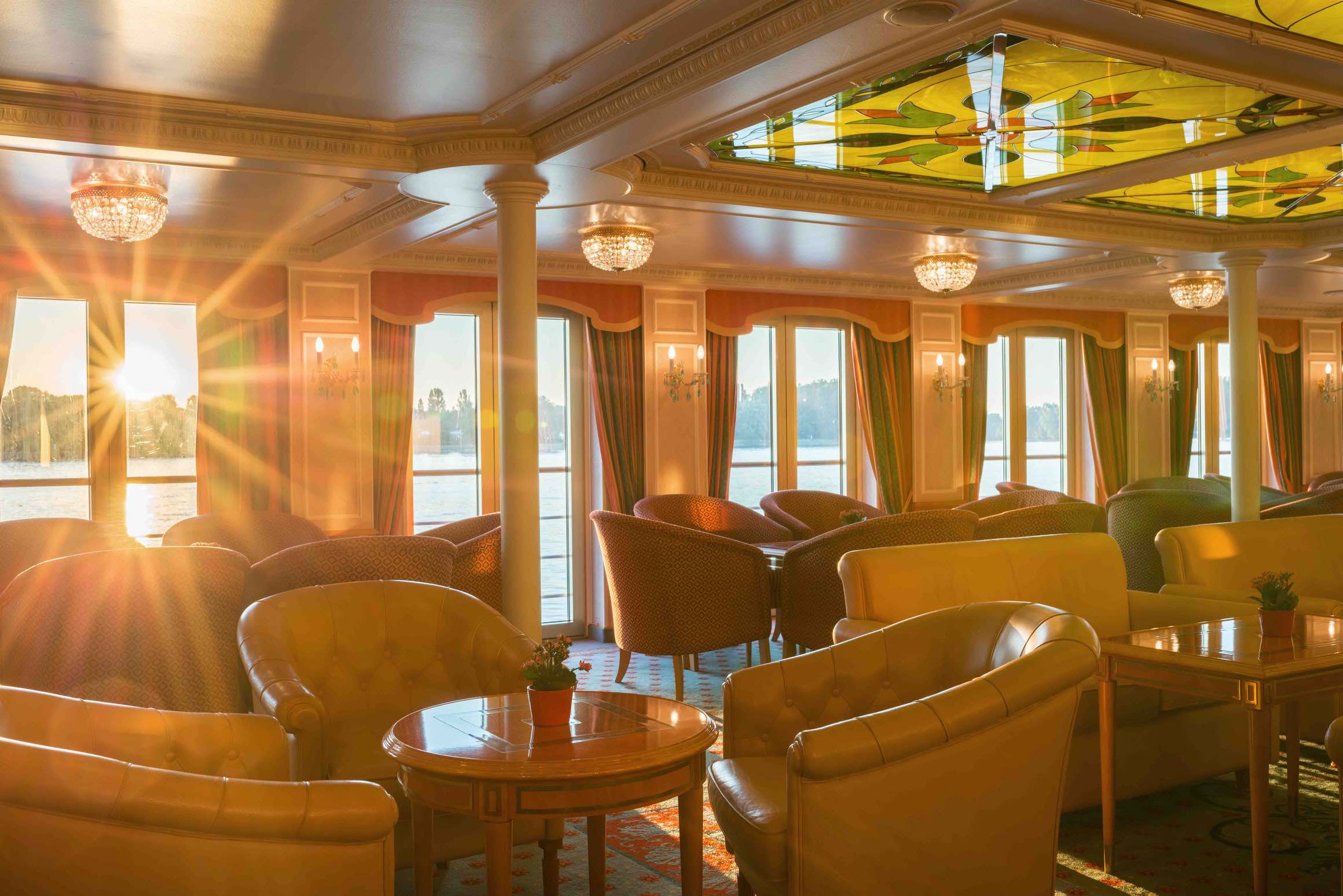 MS Casanova Panorama Lounge mit Bar