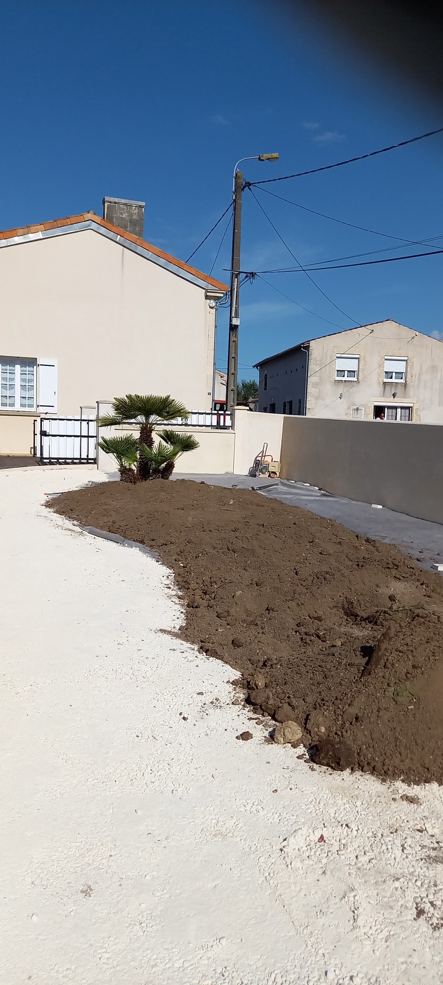 En cours ... apport de terre végétale pour bomber le massif