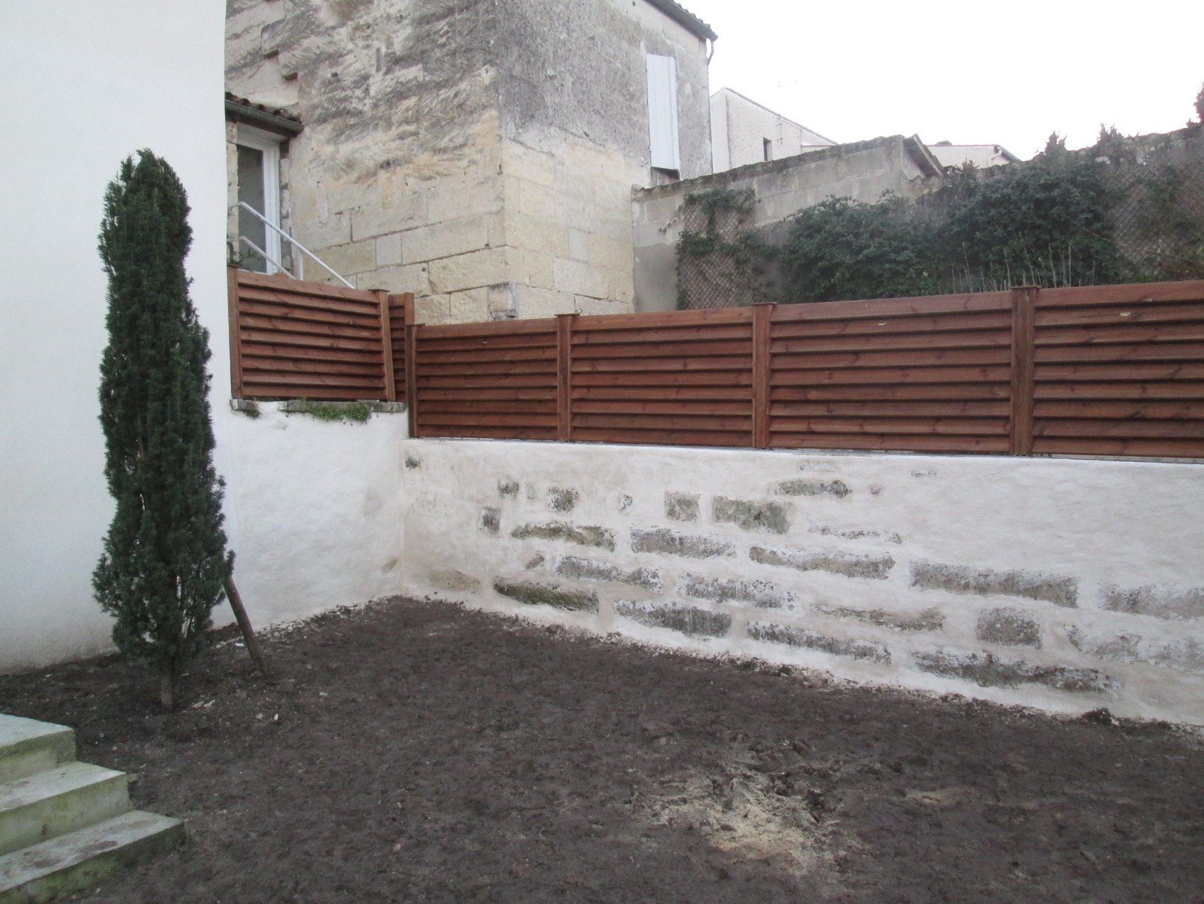 clôture en pin posée sur muret enduit saintes 17