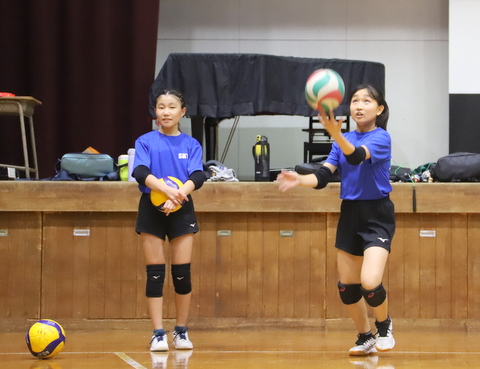 小学生バレーボールレシーブ練習