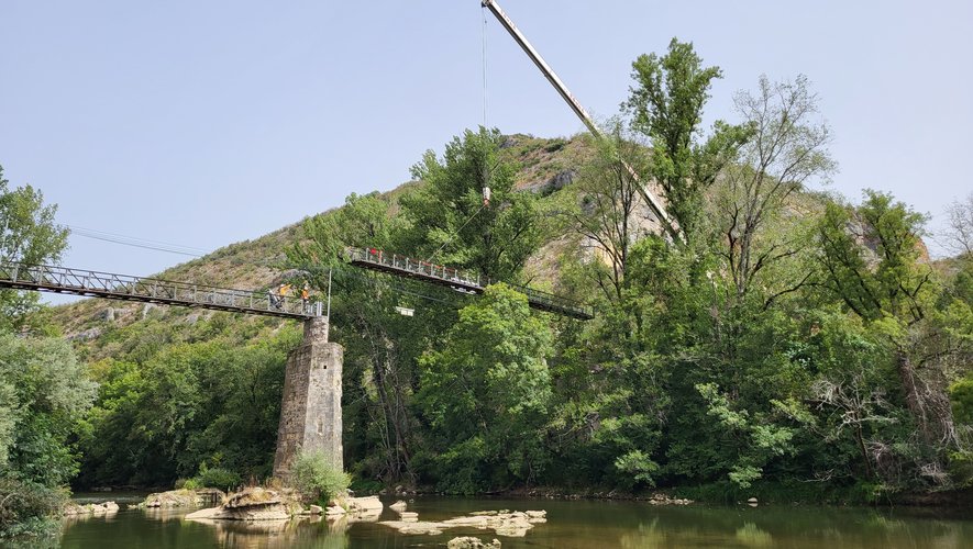 C'est le grand bain de jouvence pour la passerelle de Cazals