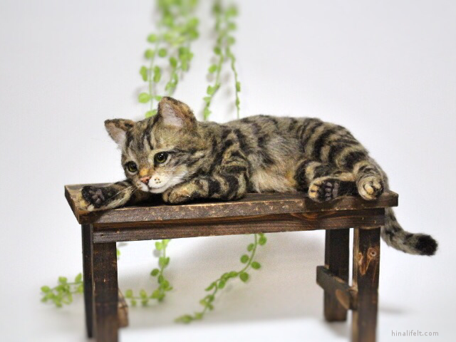 羊毛フェルト猫　キジトラ　横たわり　needlefeltedcat