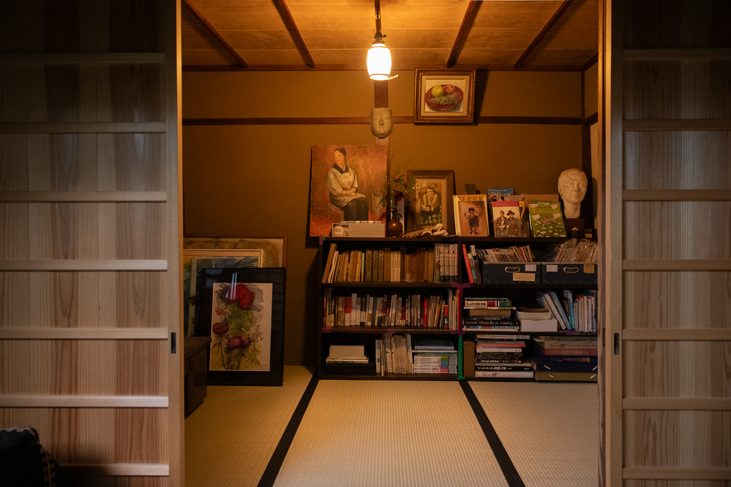 ▲書籍、アート作品が並ぶ