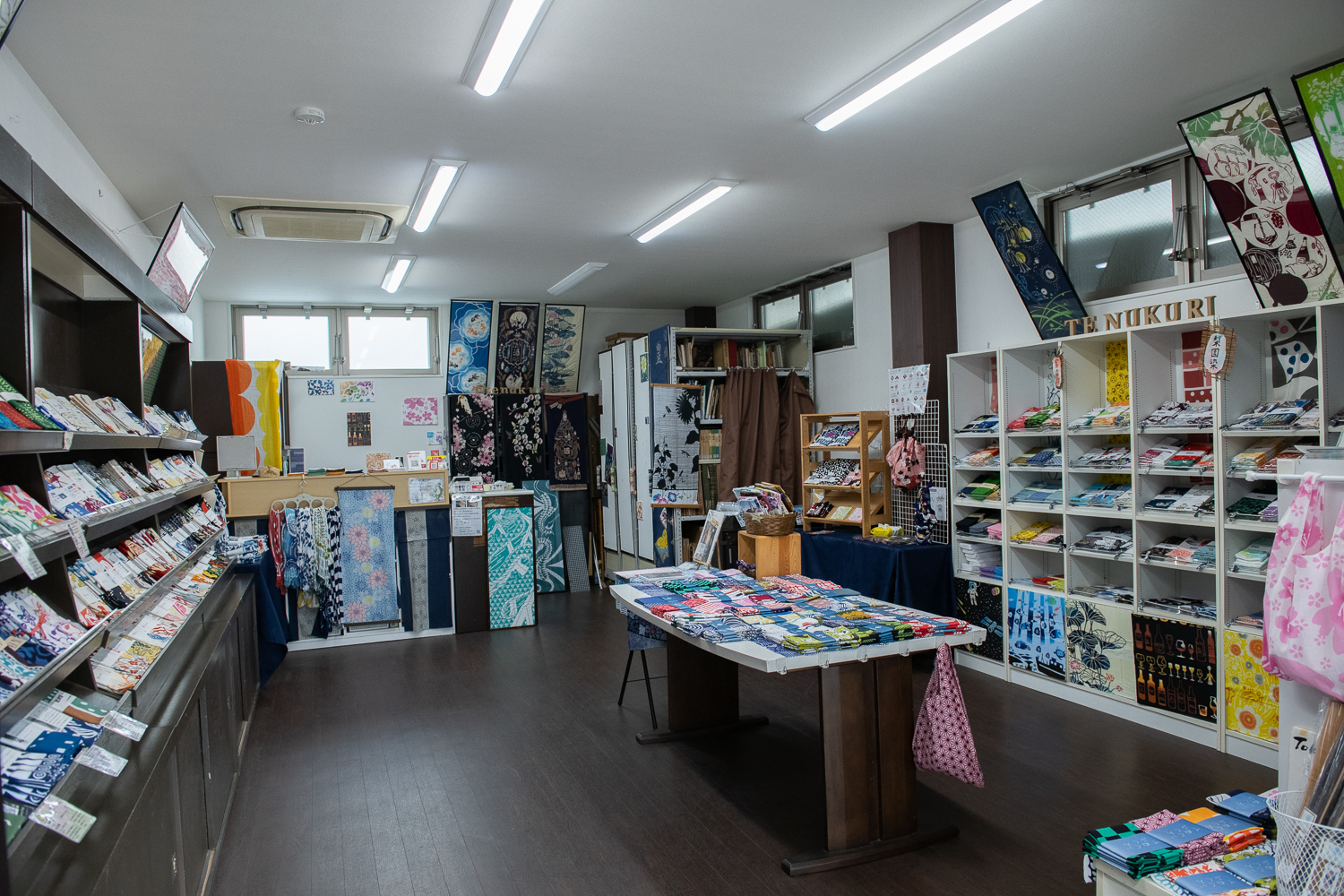 ▲店内の様子。さまざまな注染作家の手ぬぐいが並ぶ。
