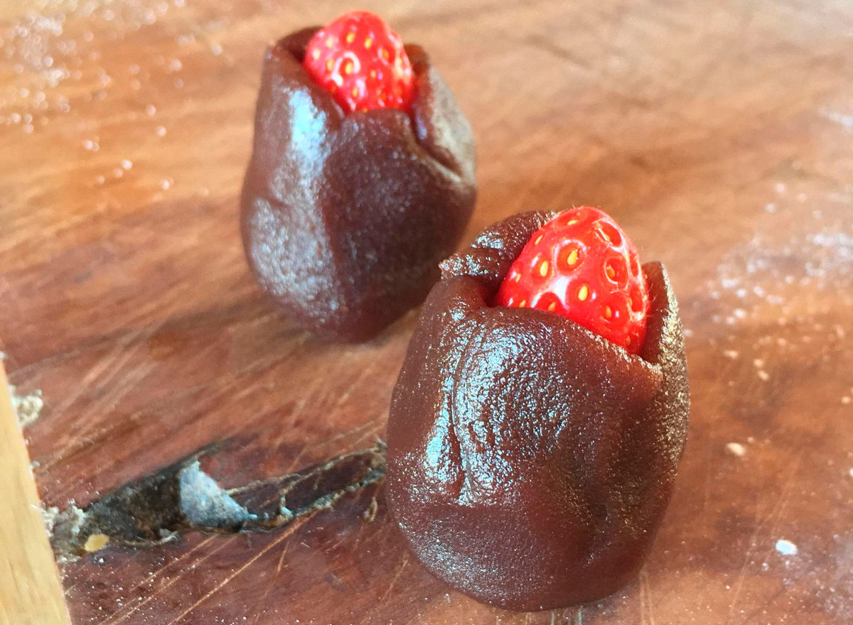 Voici comment enrober les fraises de pâte anko.