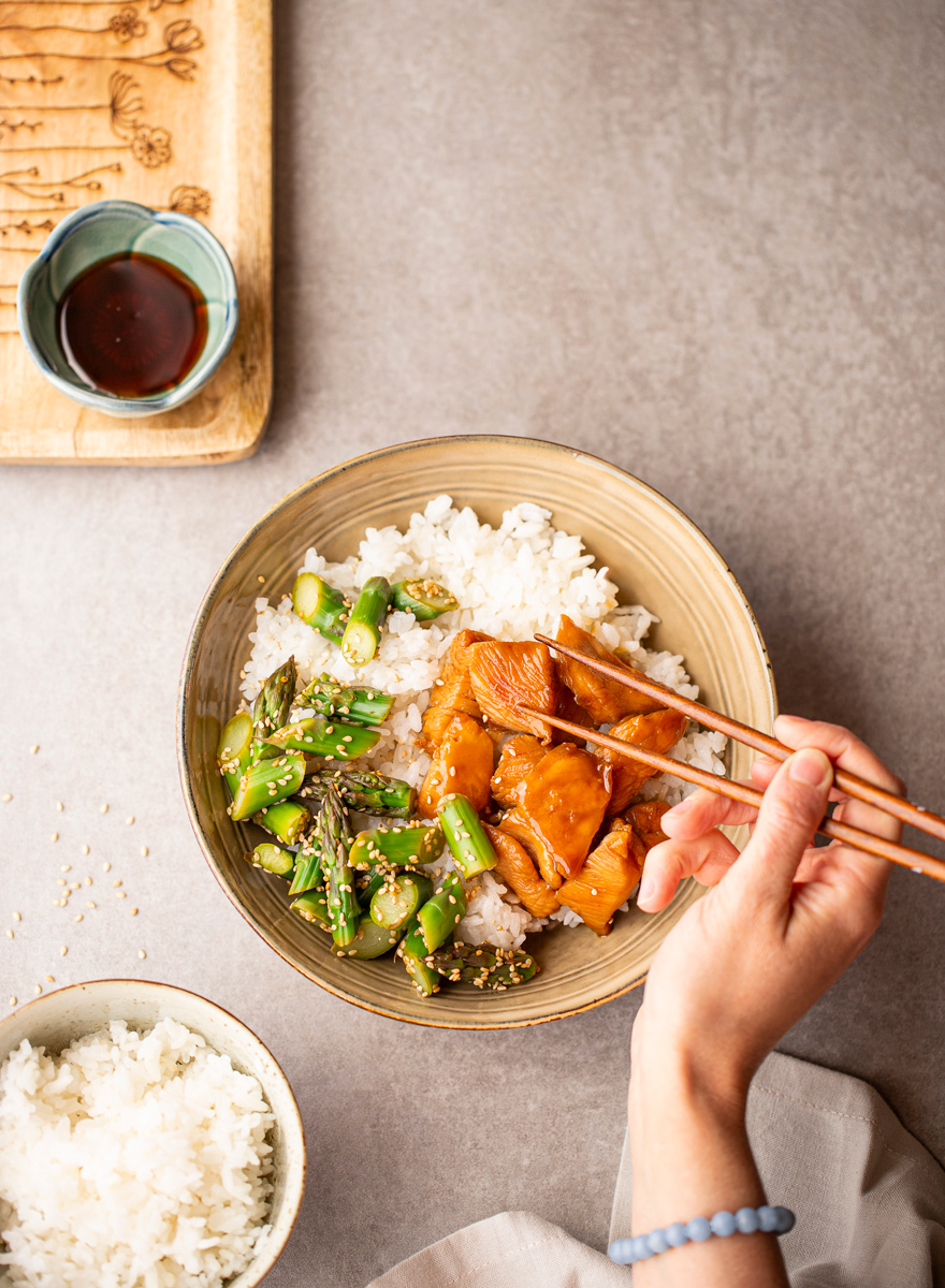 Poulet teriyaki, riz japonais & asperges au sésame