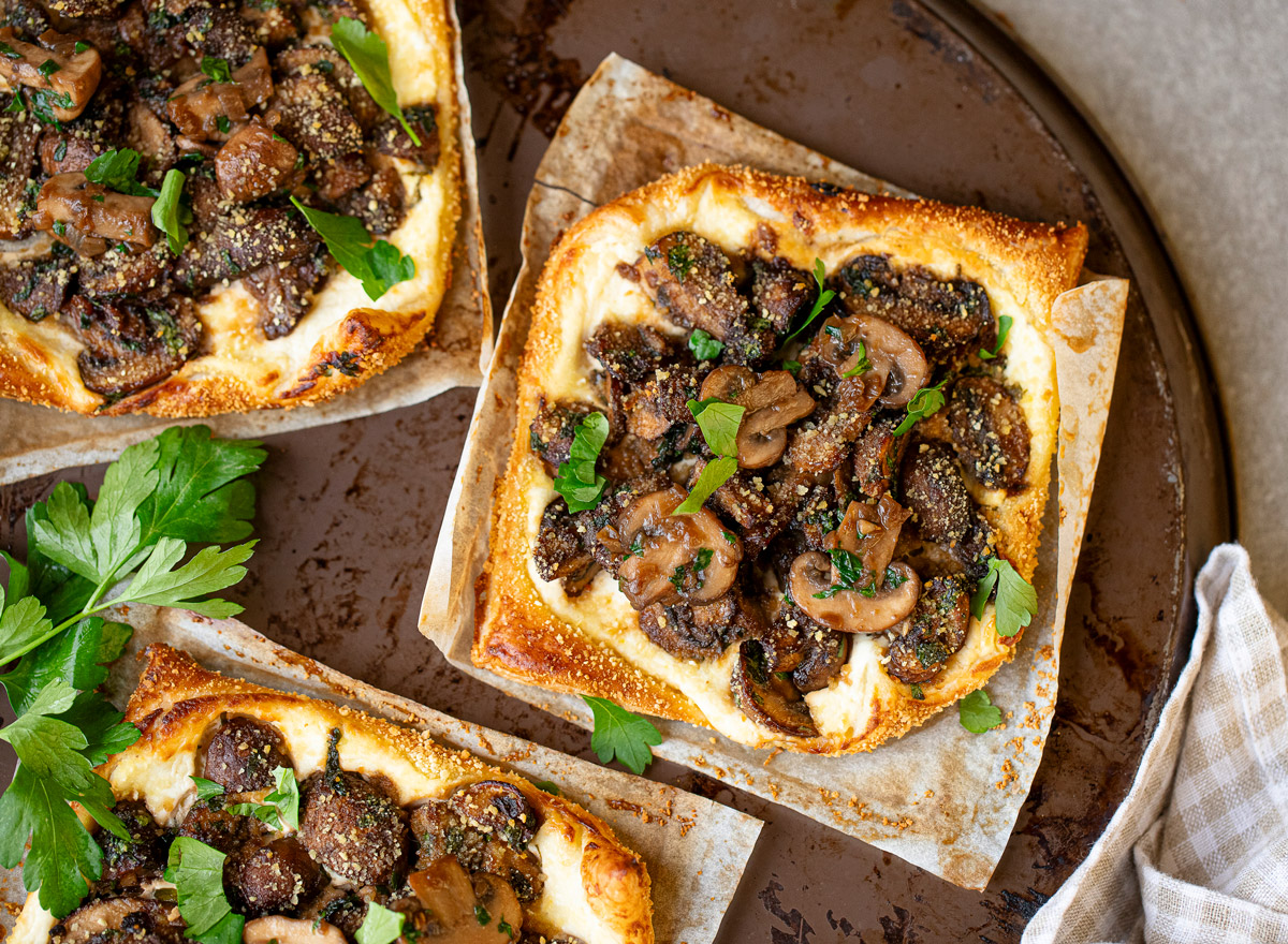 Tartes fines aux champignons, fromage frais & persillade