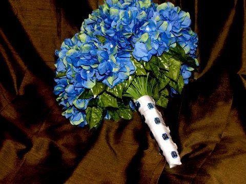Un Excepcional Bouquet de Hortensias Azules para la Novia con Joyitas en portable