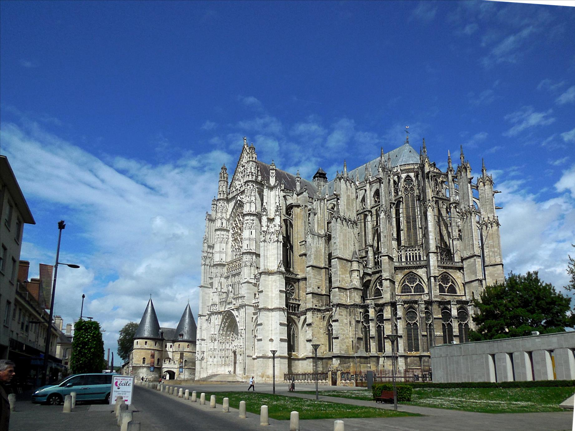 Cathédrale Saint-Pierre, XIIIe - XVIe siècles