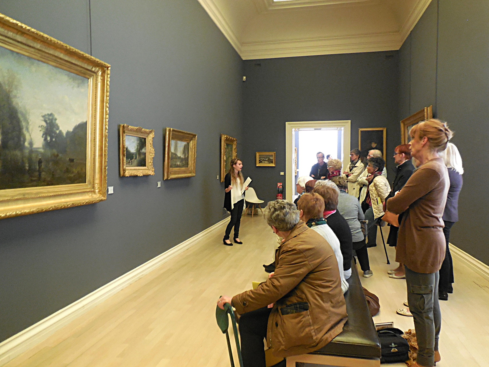 Musée de Rouen, salle des Paysages, un groupe d'Amis devant Corot