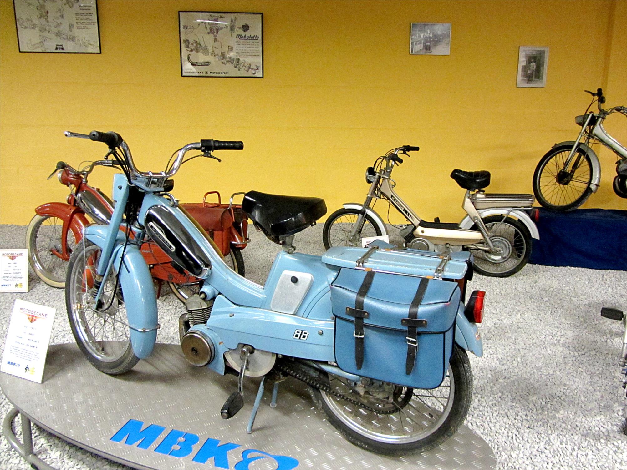 La Motobécane AV 88, dite "La bleue", la plus populaire des mobylettes, apparue à la fin des années 50