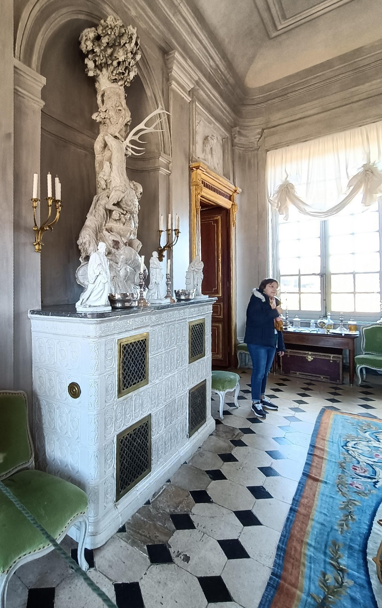 Poêle en céramique, conduit de cheminée historié