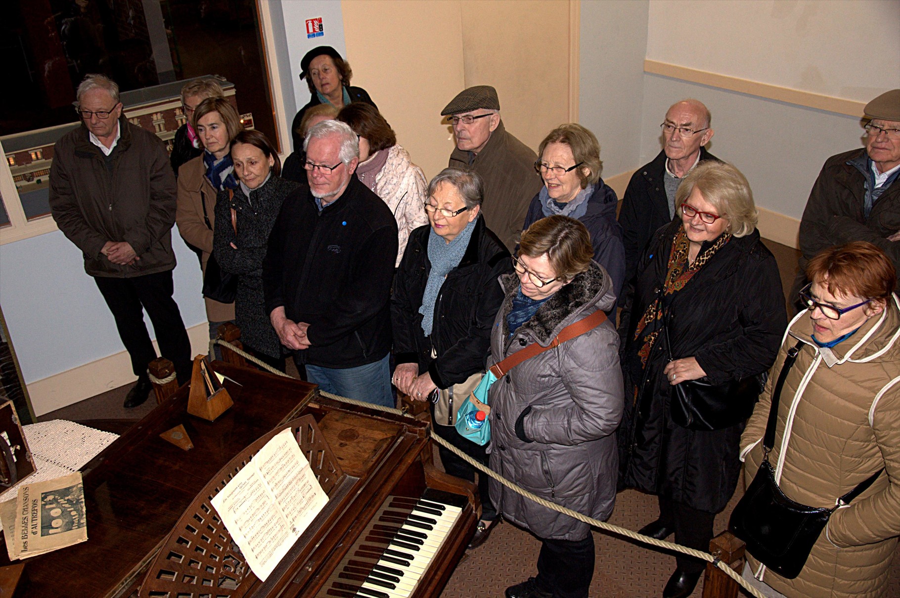 Un groupe d'Amis dans le magasin de musique