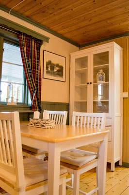  Der Esstisch im Wohnzimmmer kann um 2 weitere Plätze vergrößert werden